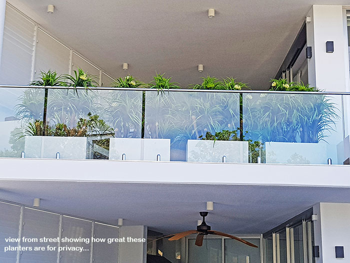 Privacy planters screen balcony... image 2