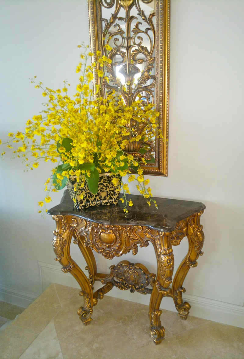 d-lady_orchids_on_gold_stand.jpg