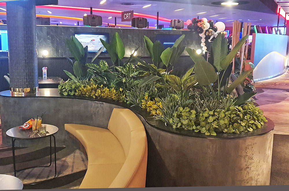 curved privacy planter in club